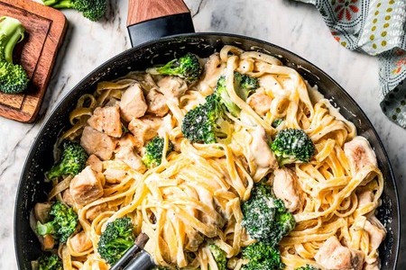 chicken alfredo with broccoli